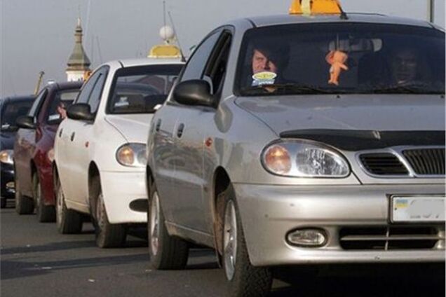 Киевские таксисты обвиняют Кабмин в крышевании нелегальных перевозок