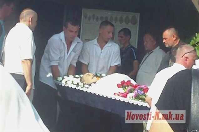 У Миколаєві поховали сім'ю, що стала жертвою різанини