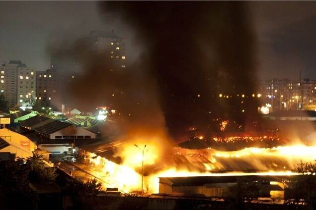 Крупный пожар на рынке в Киеве: сгорел самый большой павильон