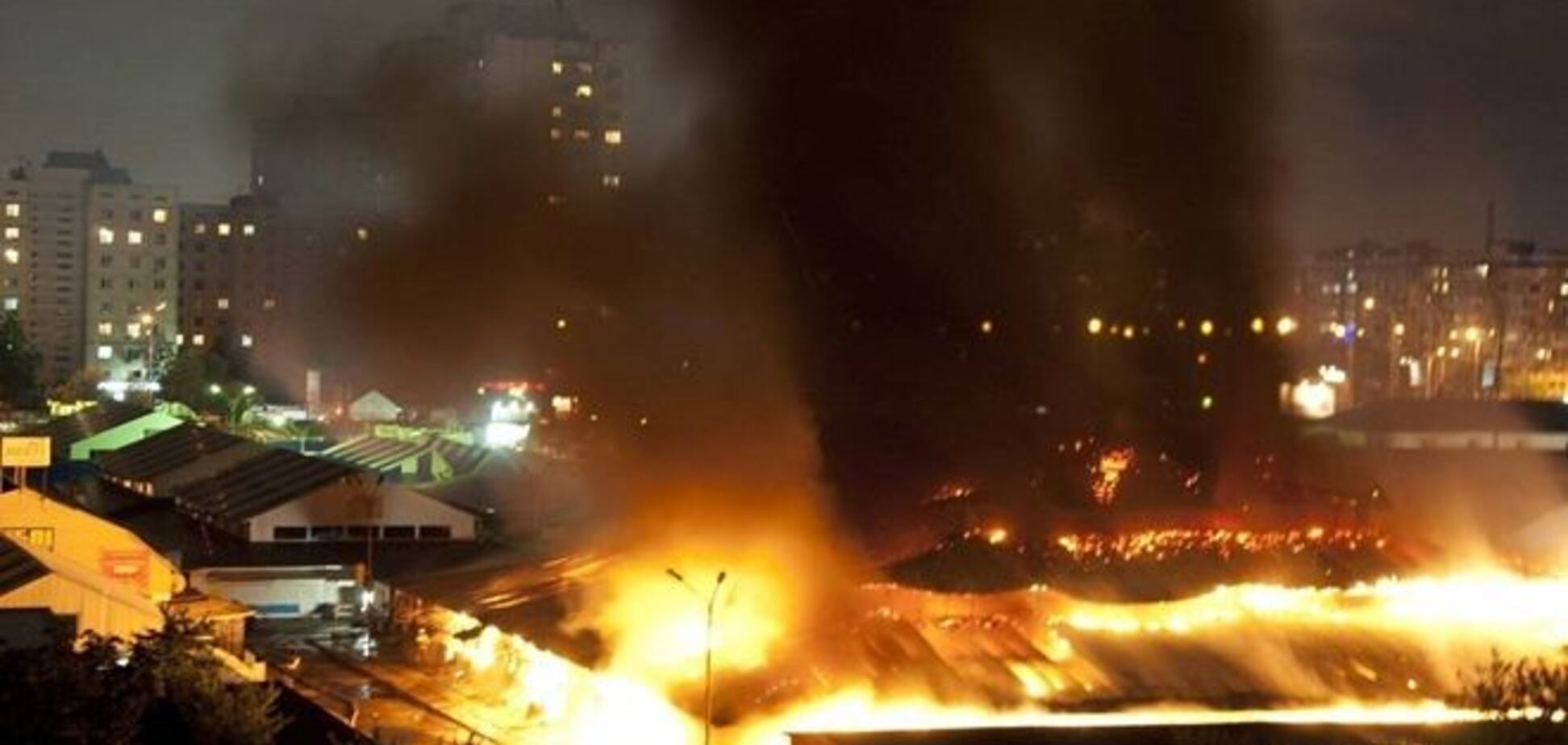 Крупный пожар на рынке в Киеве: сгорел самый большой павильон 