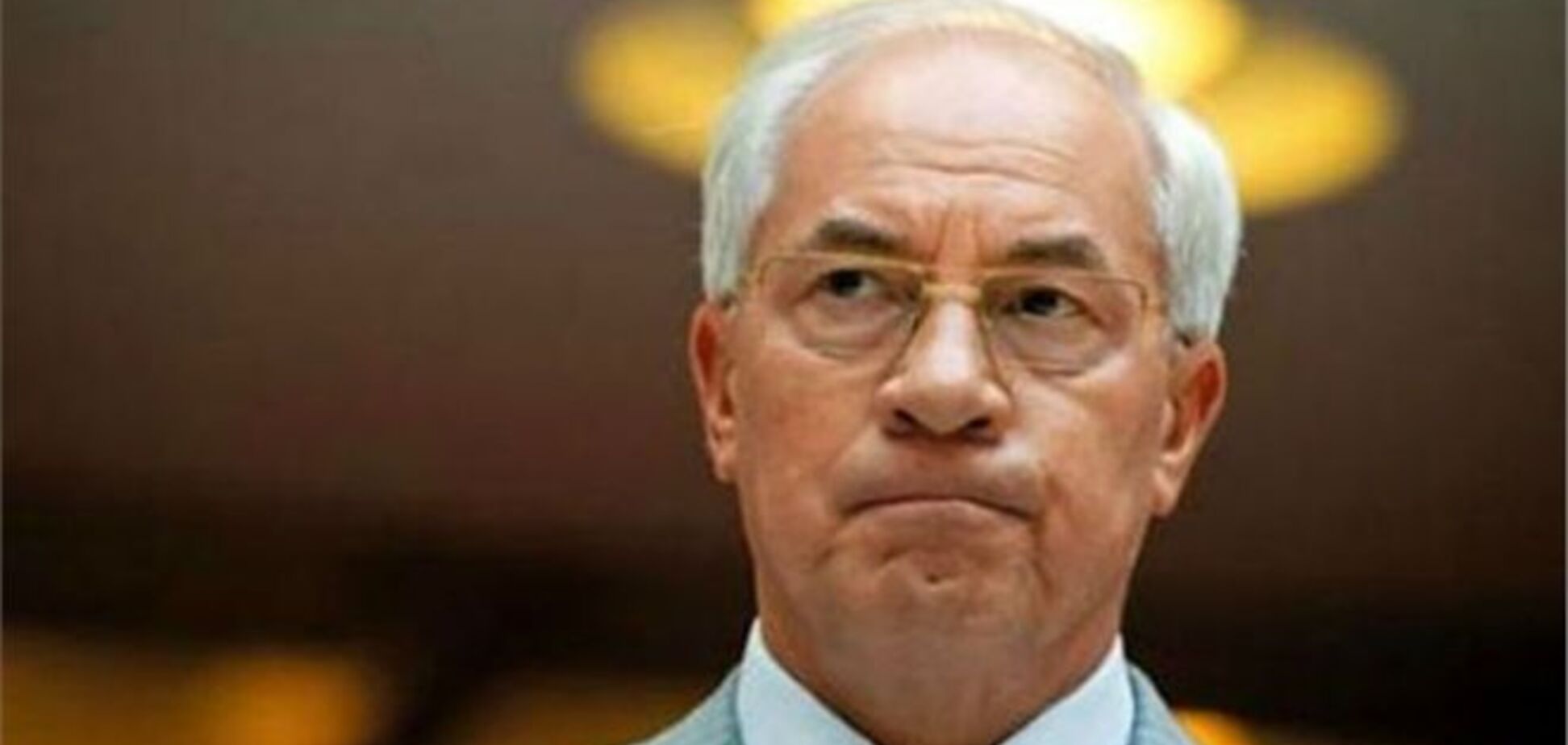 Азаров проведал пострадавшую от взрыва в Луганске девочку