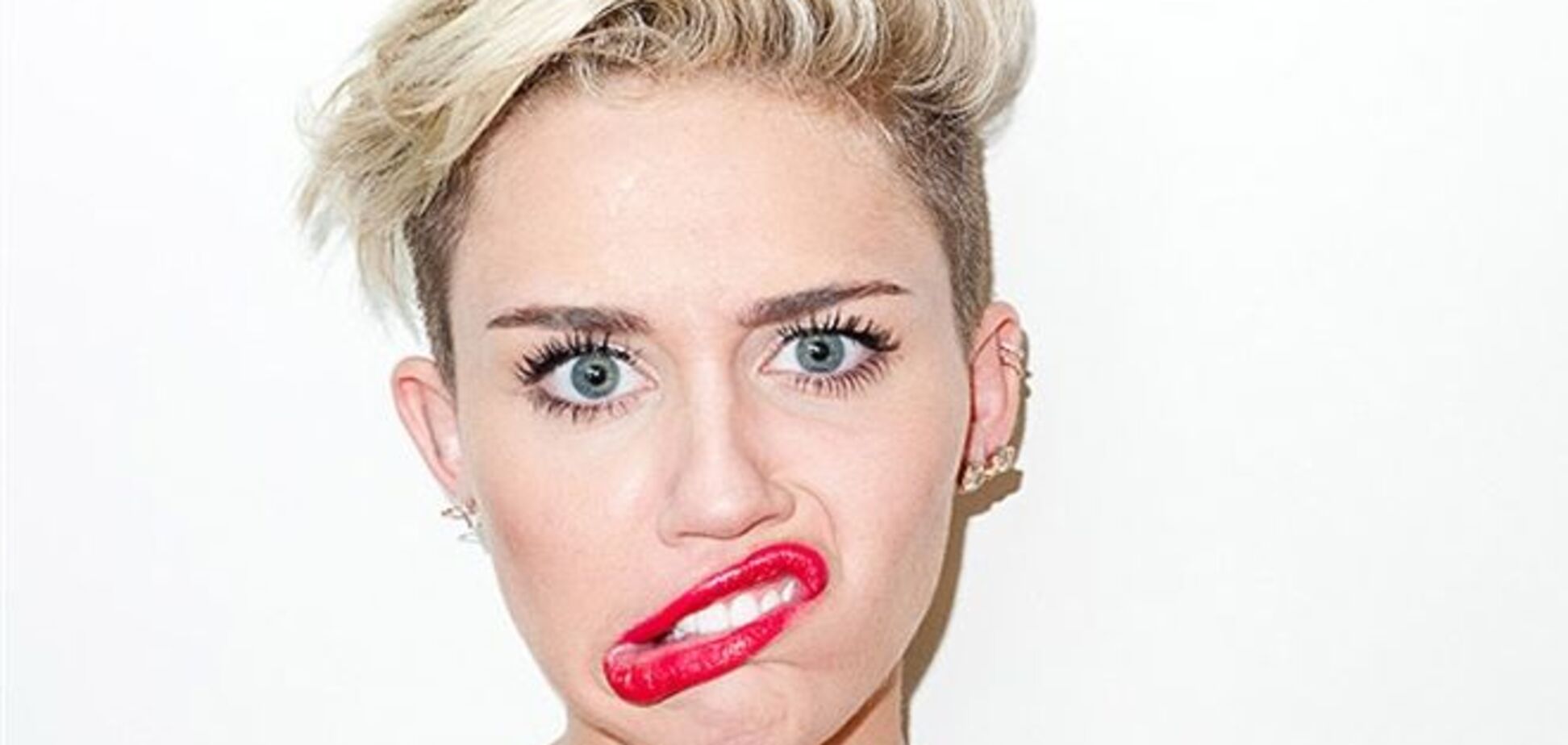 Майли Сайрус корчит рожи для Терри Ричардсона