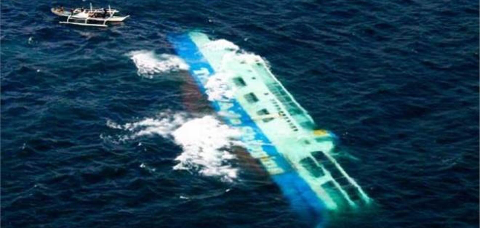 На Філіппінах пором з 700 пасажирами зіткнувся з вантажним судном