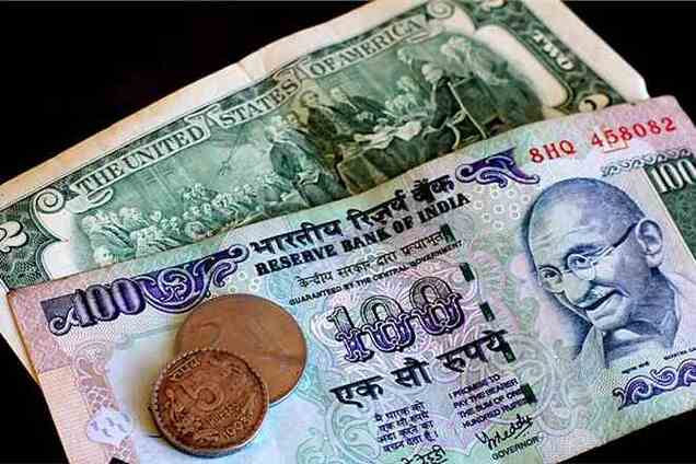 Индийская рупия побила рекорд по падению