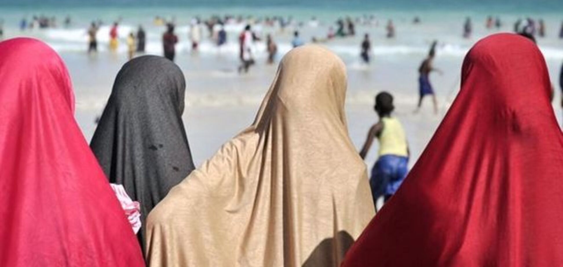 Женщины Сомали ходят на пляж с топорами и мачете