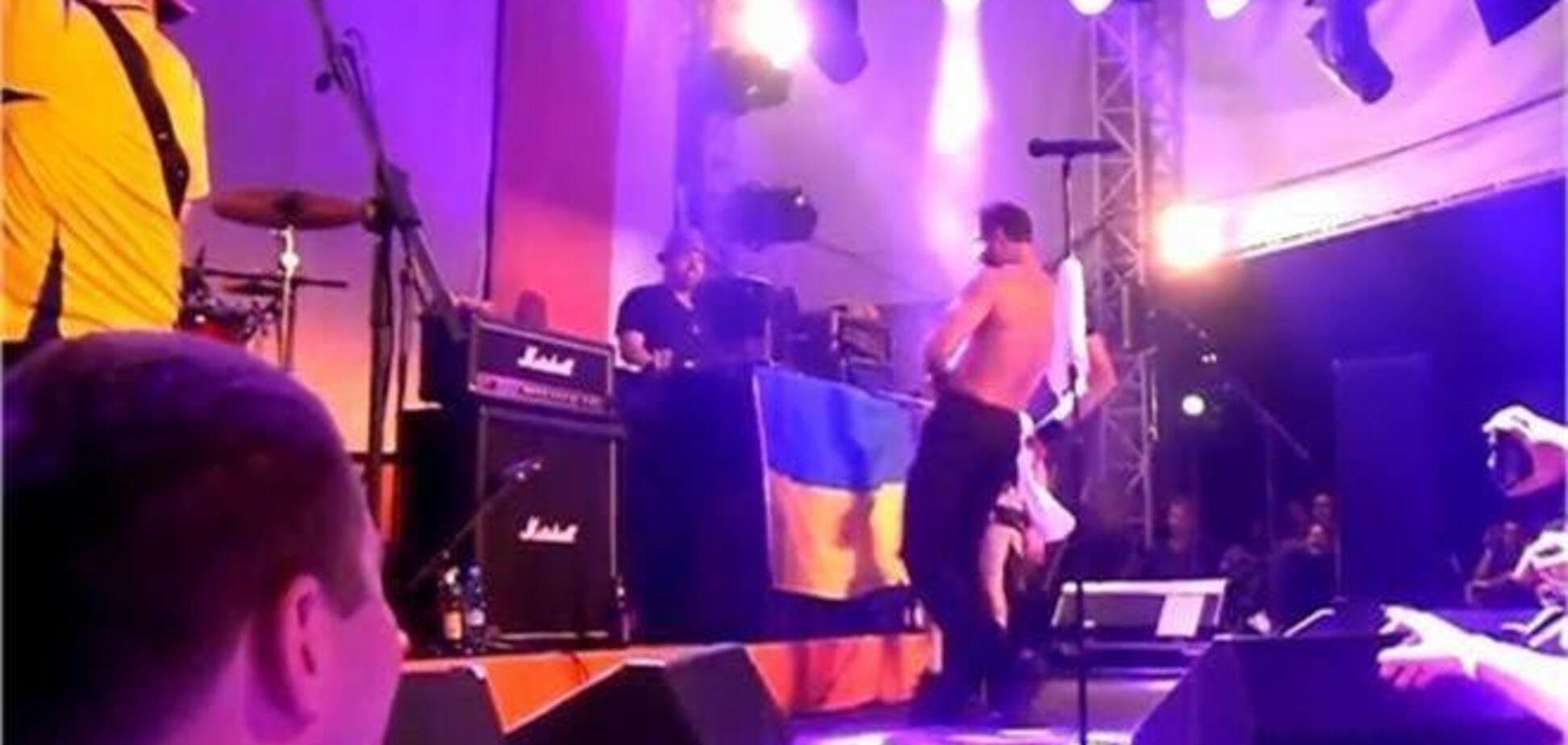 Басист Bloodhaund Gang извинился за инцидент с флагом Украины