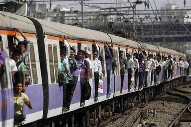 В Индии поезд переехал толпу людей: погибли 12 человек