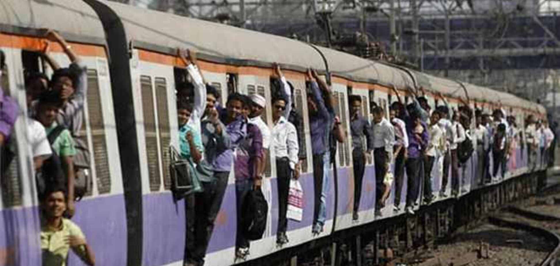 В Індії потяг переїхав натовп людей: загинули 12 людей