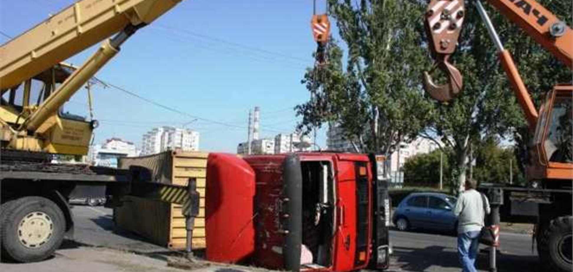 Запорожским спасателям пришлось поднимать МАЗ после ДТП