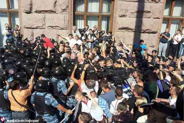 Возле Киевсовета избили милиционера