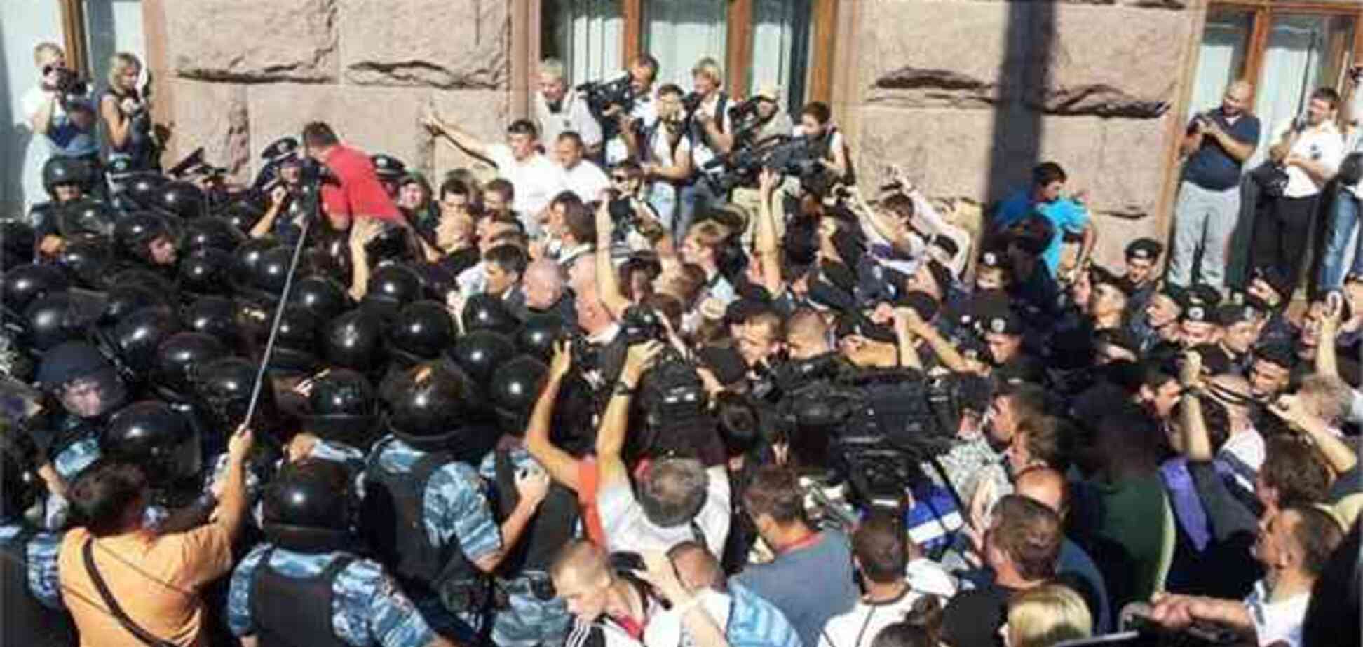 Возле Киевсовета избили милиционера