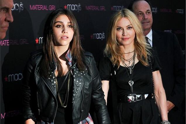 Дочь Мадонны показала пышную грудь и подтянутую попу