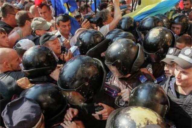 В Сети появилось видео, как сторонники оппозиции бьют милицию