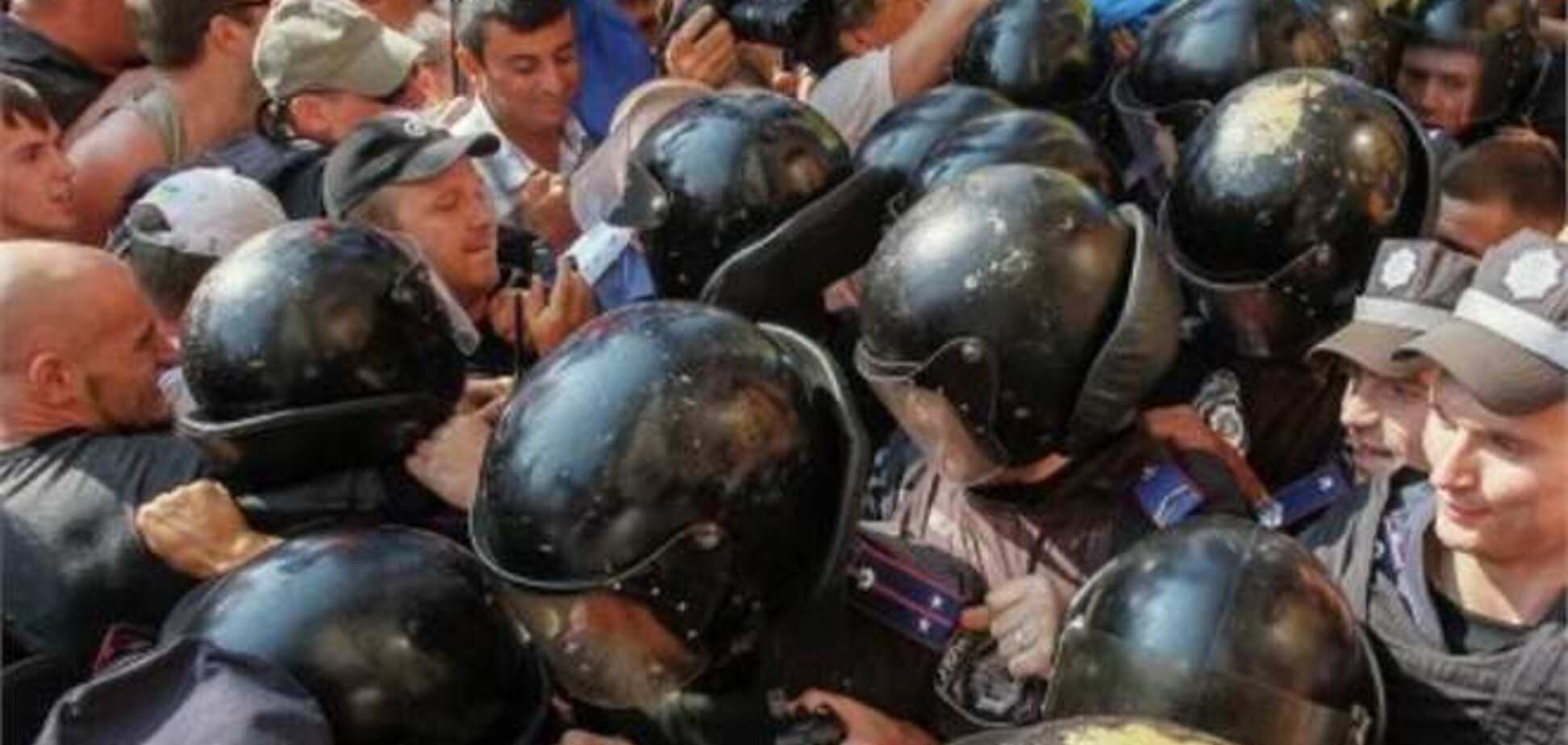 В Сети появилось видео, как сторонники оппозиции бьют милицию