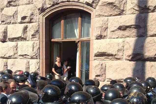 Оппозиционеры покинули Киевсовет через окно