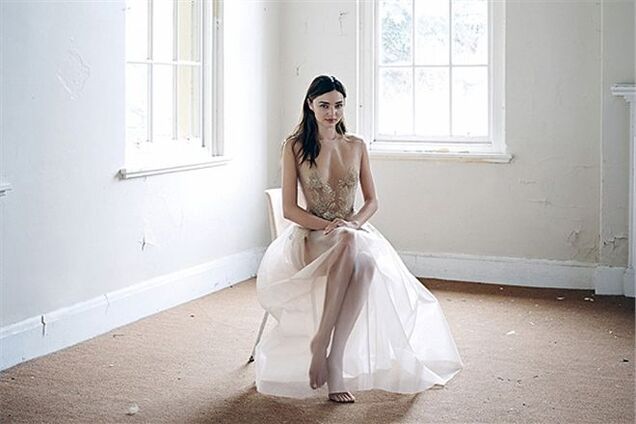 Миранда Керр надела невесомое платье для Sunday Style