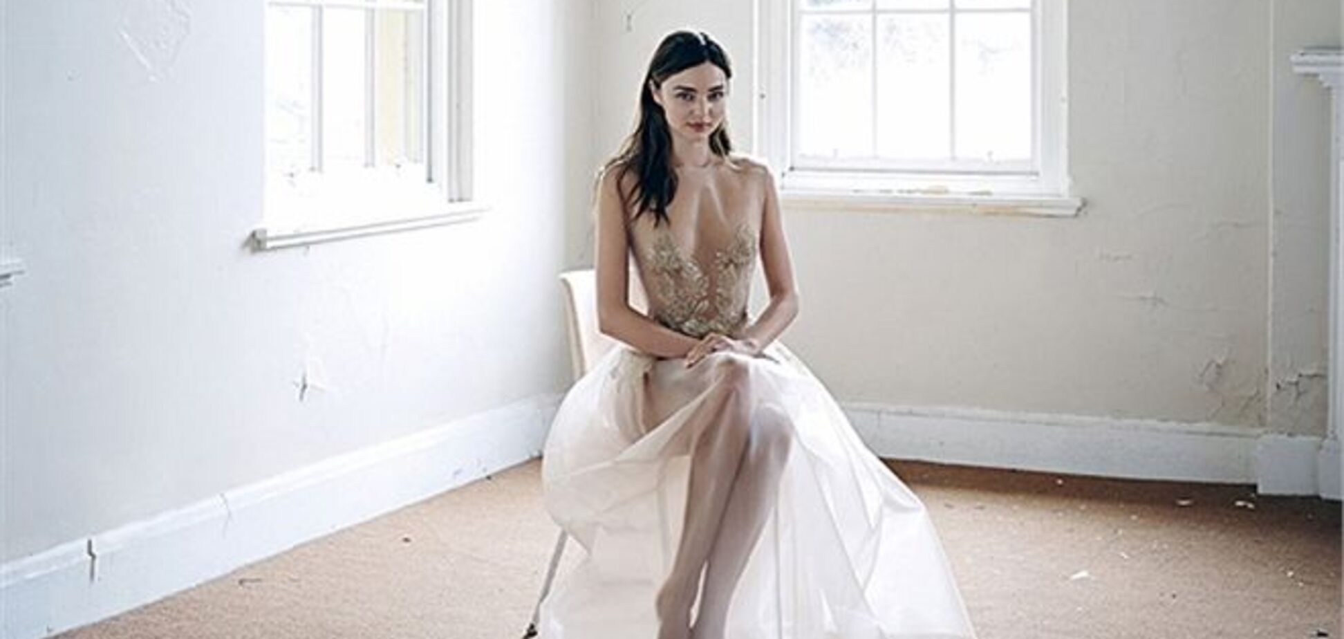 Миранда Керр надела невесомое платье для Sunday Style