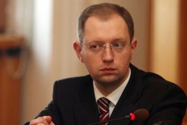 Яценюк вимагає порушити кримінальні справи проти Захарченко та Клюєва