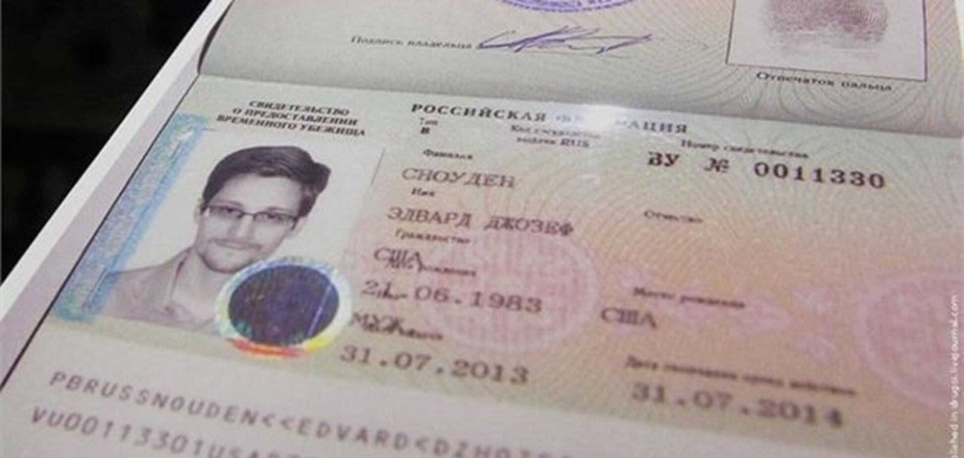 Россияне выдали Сноудену паспорт с ошибкой в имени