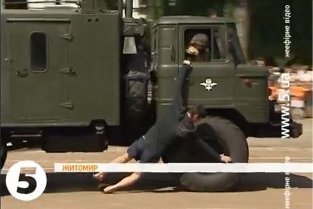 У Житомирі десантники переїхали чоловіка, який дарував їм букет