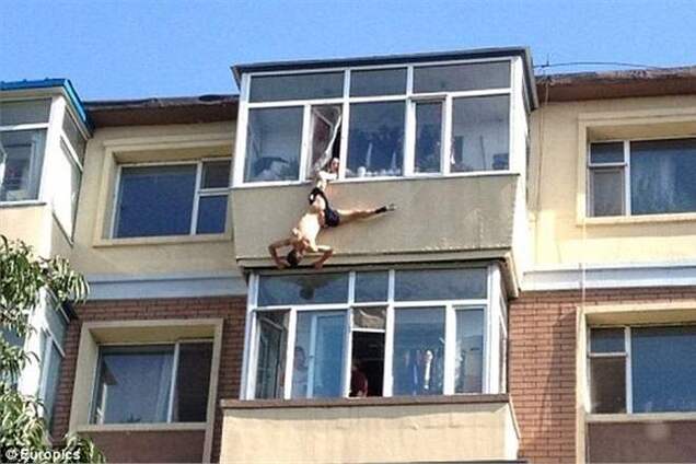 В Китае жена спасла мужа-самоубийцу, схватив его за трусы