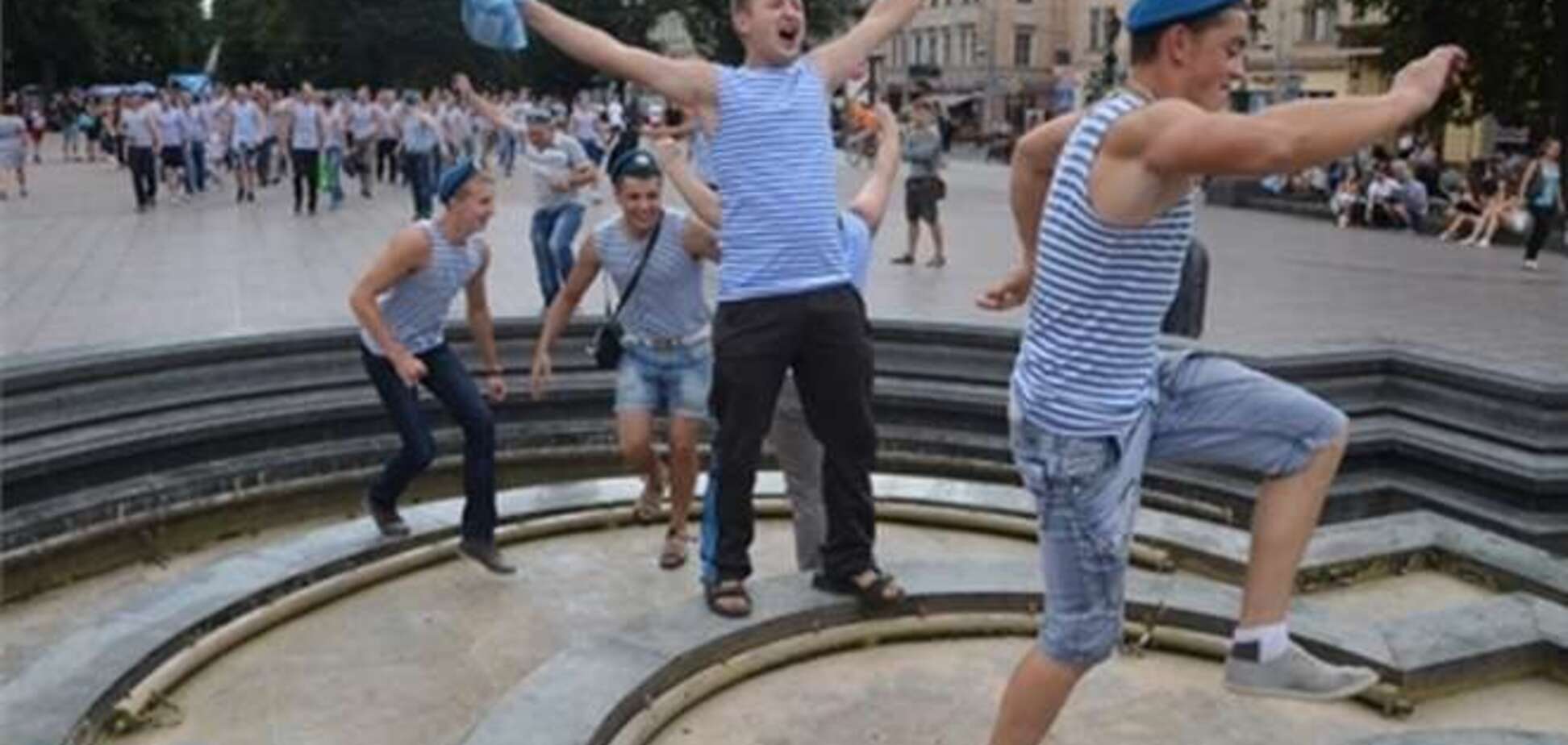 У Львові десантники вимагали води у відключених фонтанах