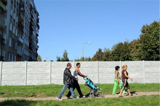 В Словакии снесут стену, отделявшую цыганский квартал