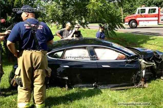 В США электромобиль влетел в электроопору