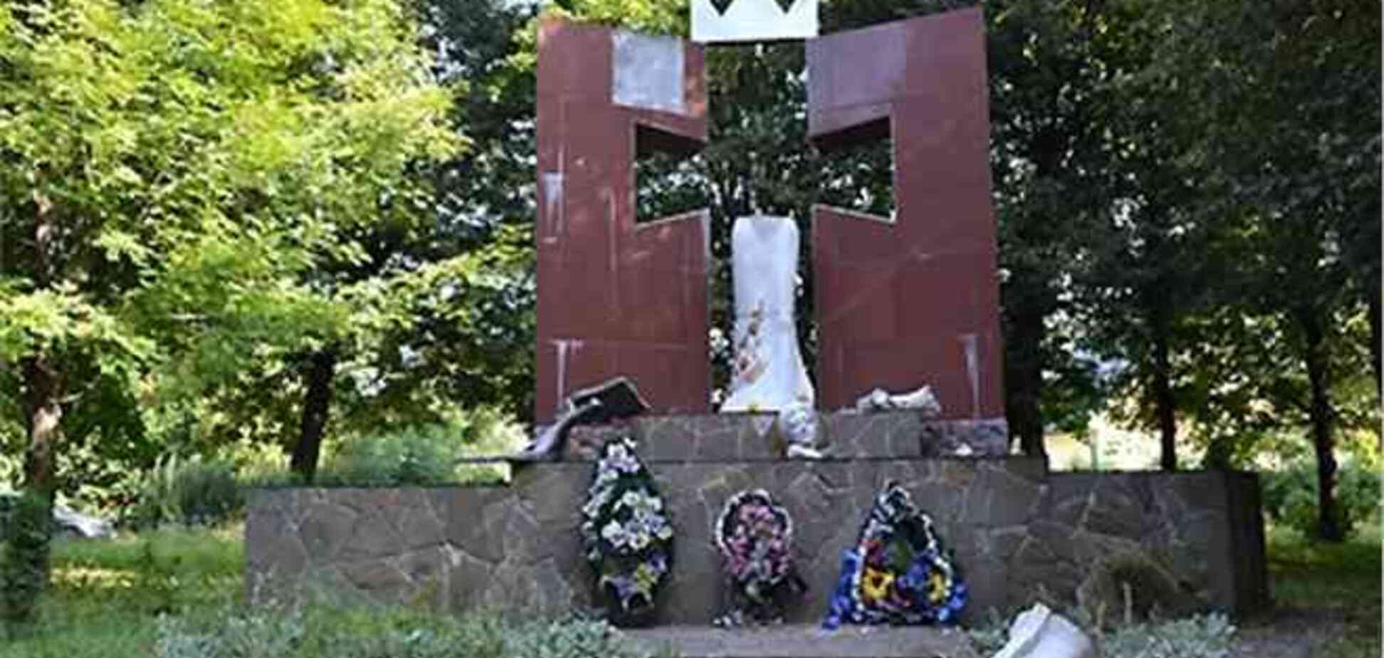 На Львовщине вандалы уничтожили памятник УПА