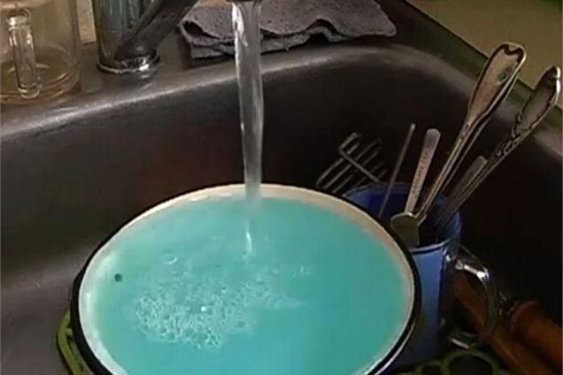 На Луганщині з кранів потекла блакитна вода