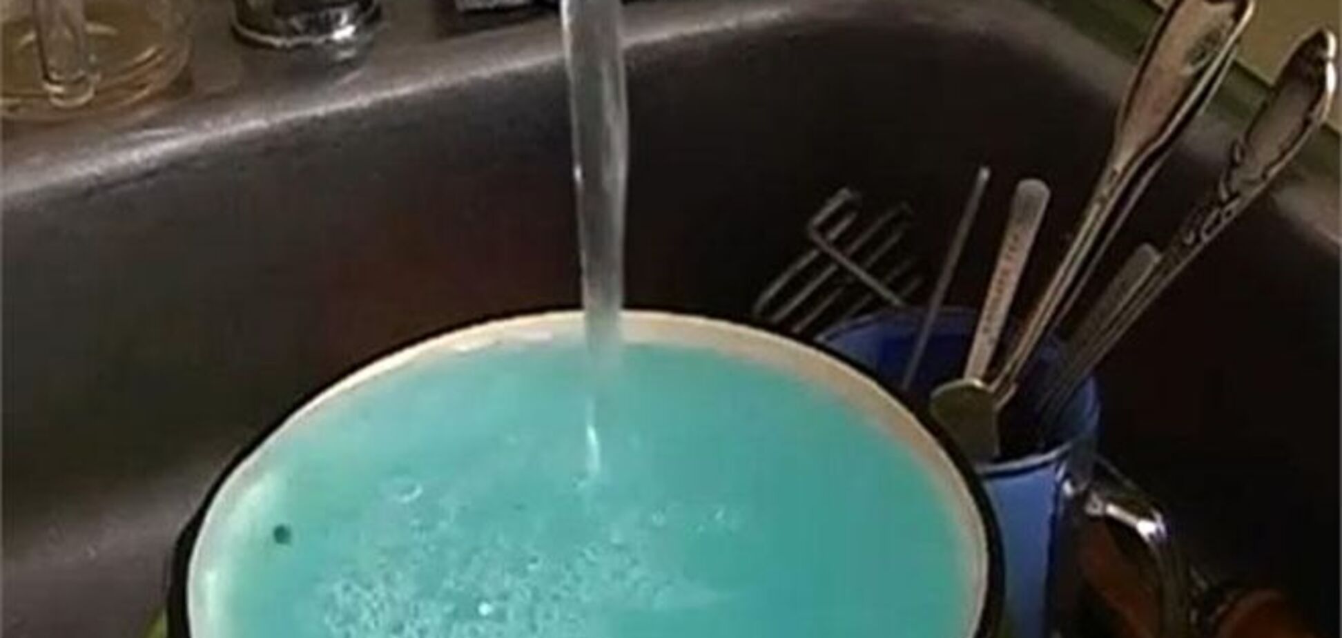 На Луганщині з кранів потекла блакитна вода