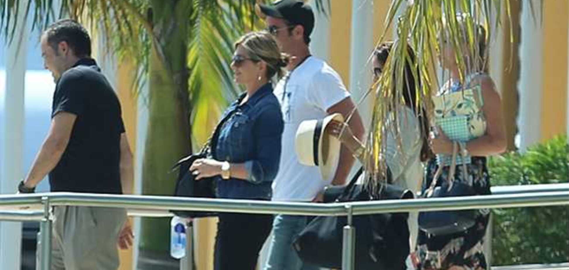 Энистон и Тэру отдыхают в Мексике