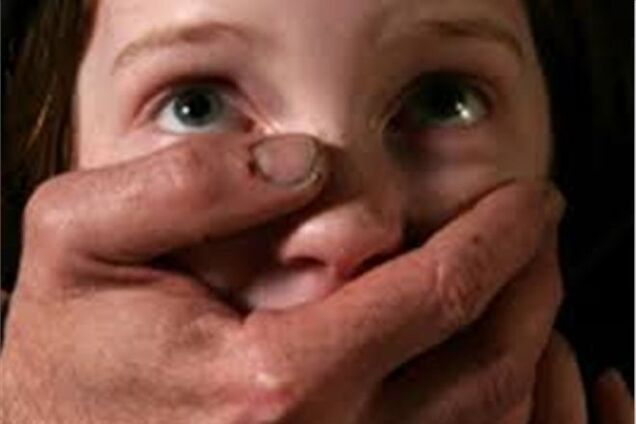 На Донеччині дівчинка вистрибнула з вікна третього поверху, тікаючи від гвалтівника