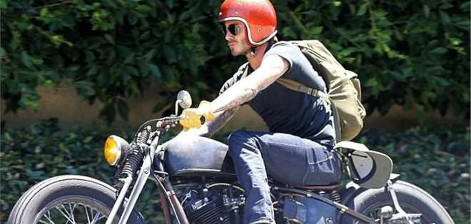 Дэвид Бекхэм рассекает на байке