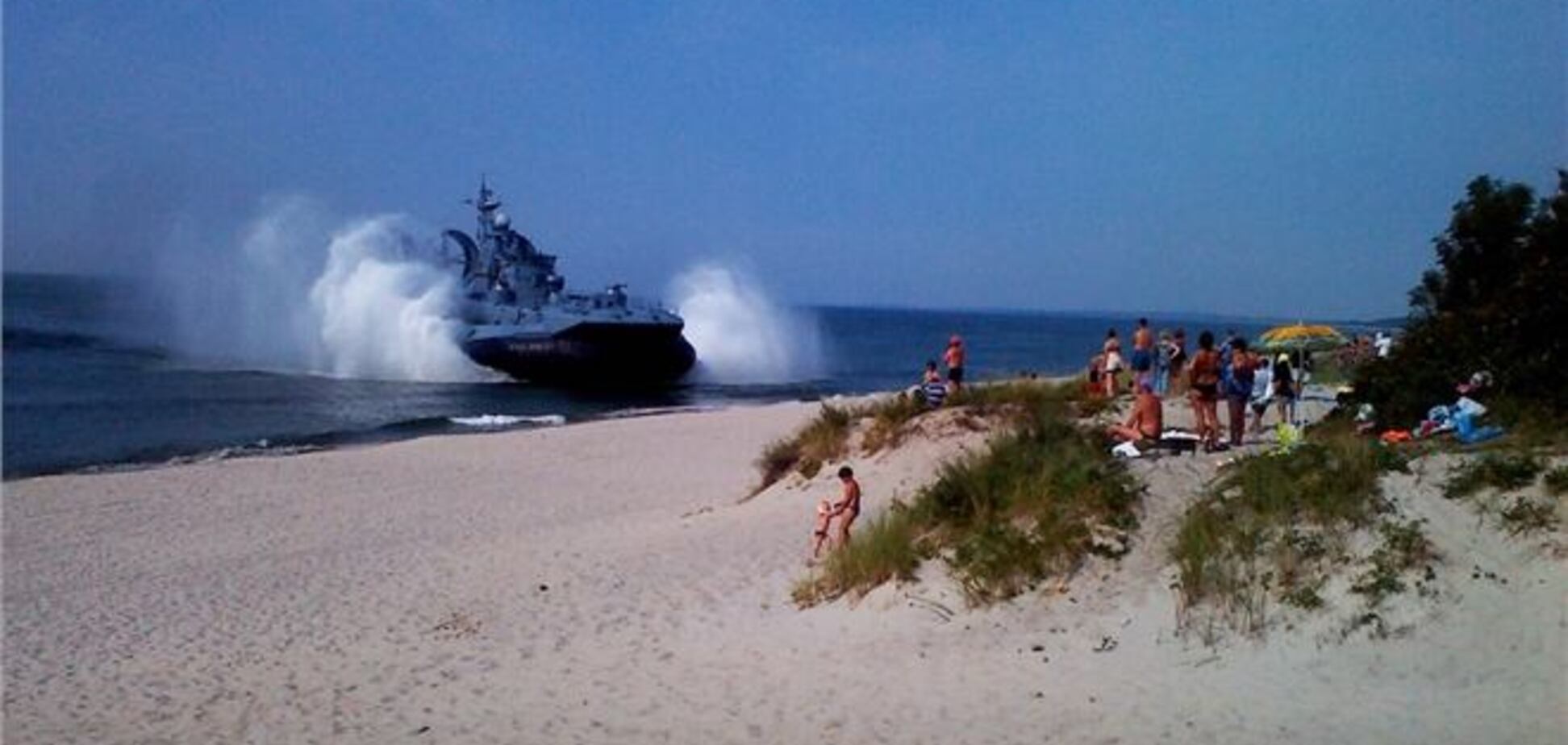 Десантный корабль, причаливший на пляже в России, распугал отдыхающих