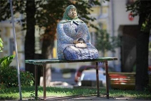 В Киеве отломали ноги скульптуре бабушки