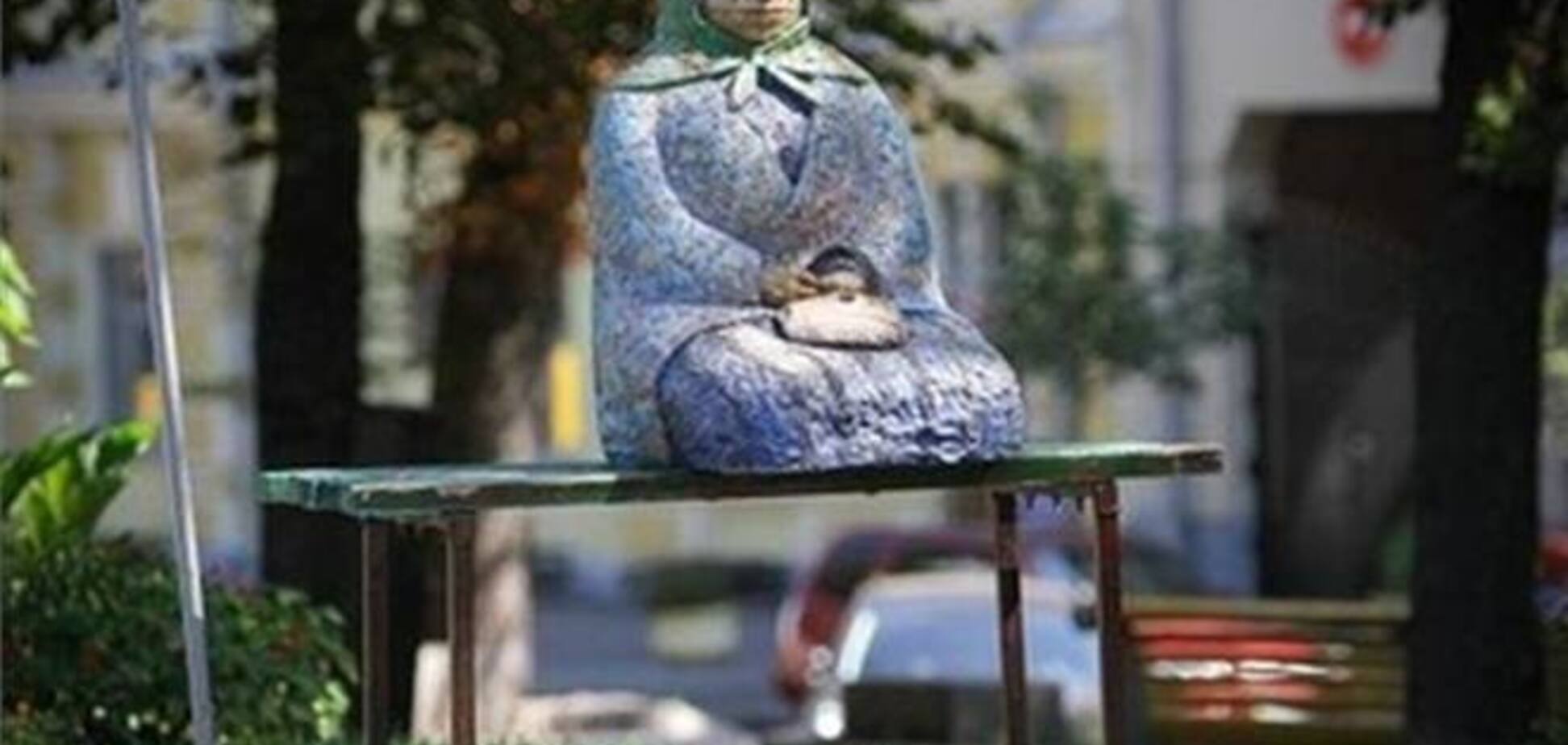В Киеве отломали ноги скульптуре бабушки