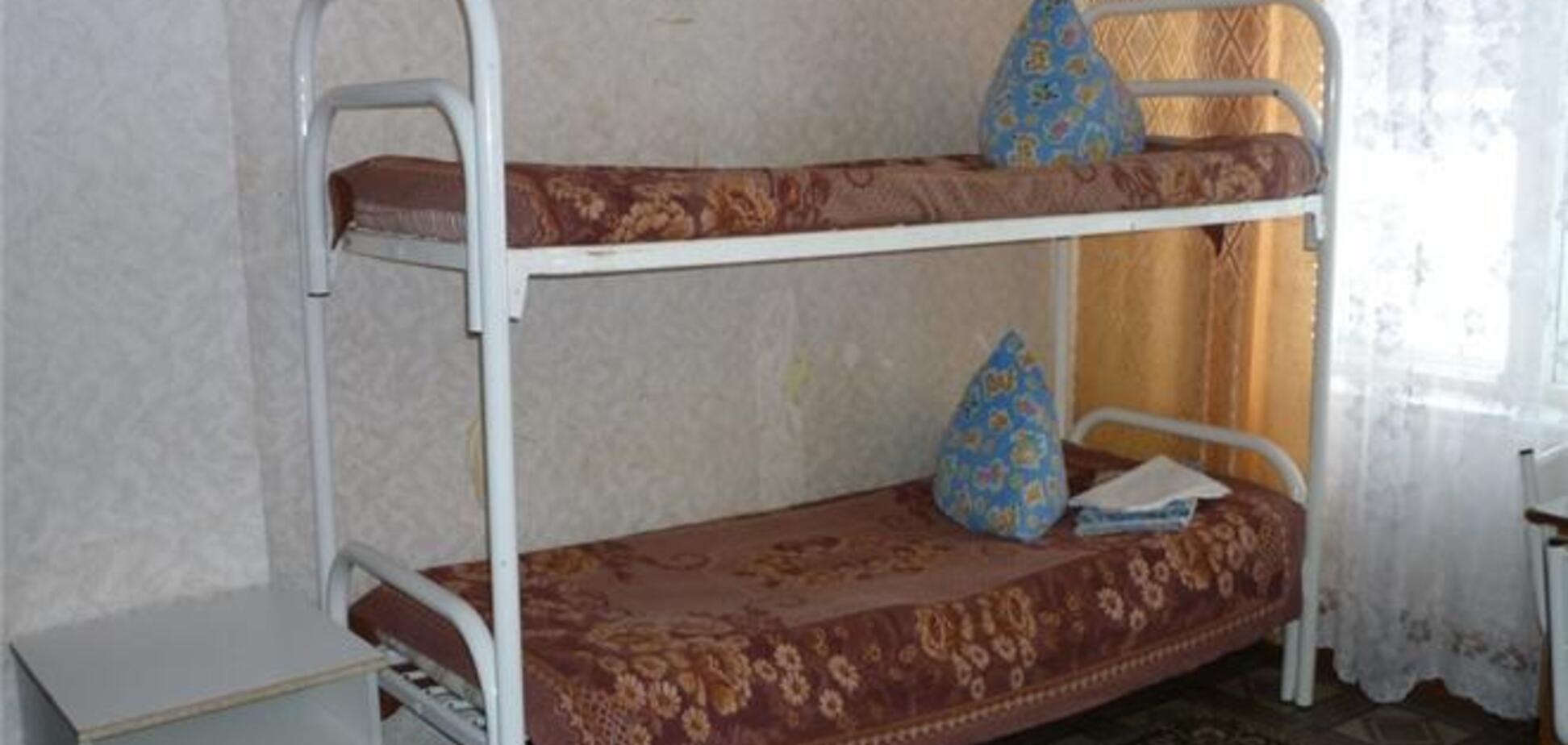 В лагере на Запорожье 10-летнюю девочку придавило кроватью