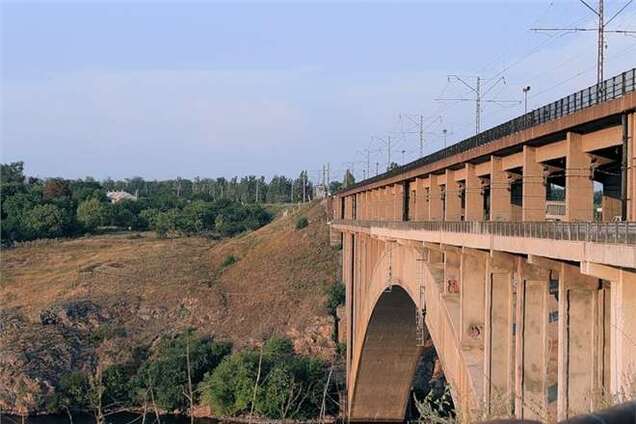 Стрибнувши з мосту в Запоріжжі, один чоловік загинув, а другий опинився в реанімації