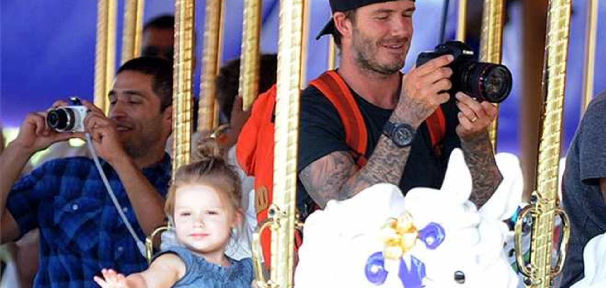 Семейство Бекхэмов веселится на каруселях