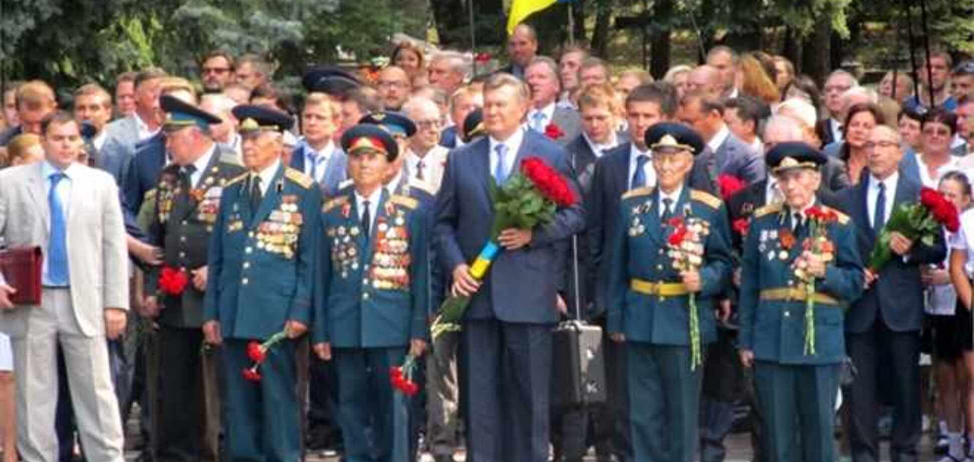 Янукович почтил память освободителей Харькова