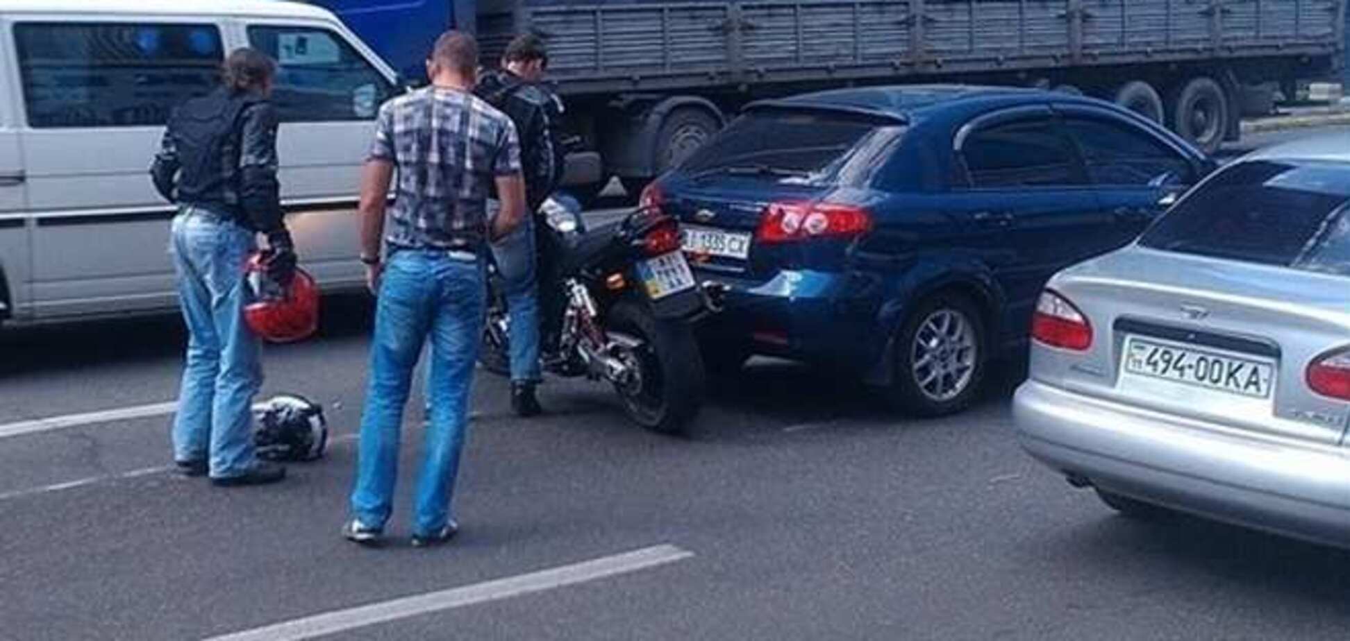 В Киеве мотоциклист попал под колеса иномарки