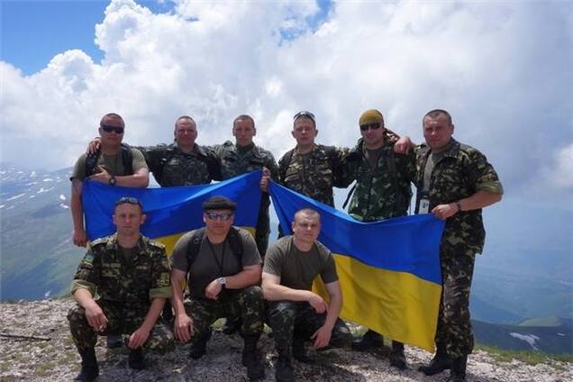Украинские миротворцы подняли государственный флаг на самую высокую гору Косово