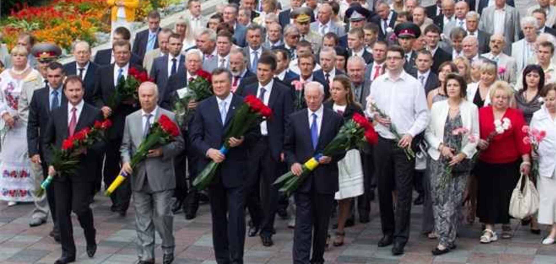 Янукович возложил цветы к памятникам Шевченко и Грушевскому