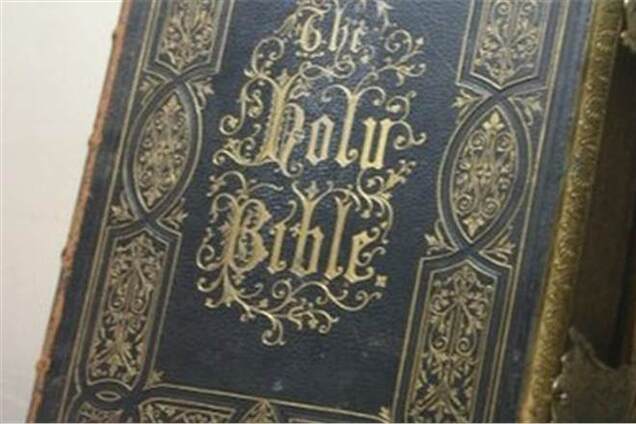 Німець повернув церкви вкрадену 40 років тому Біблію