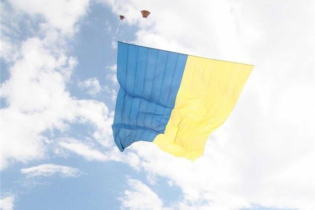 На Донетчине установили рекорд по самому большому летающему флагу Украины