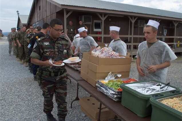 Украинские миротворцы в Косово угощали гостей национальными блюдами