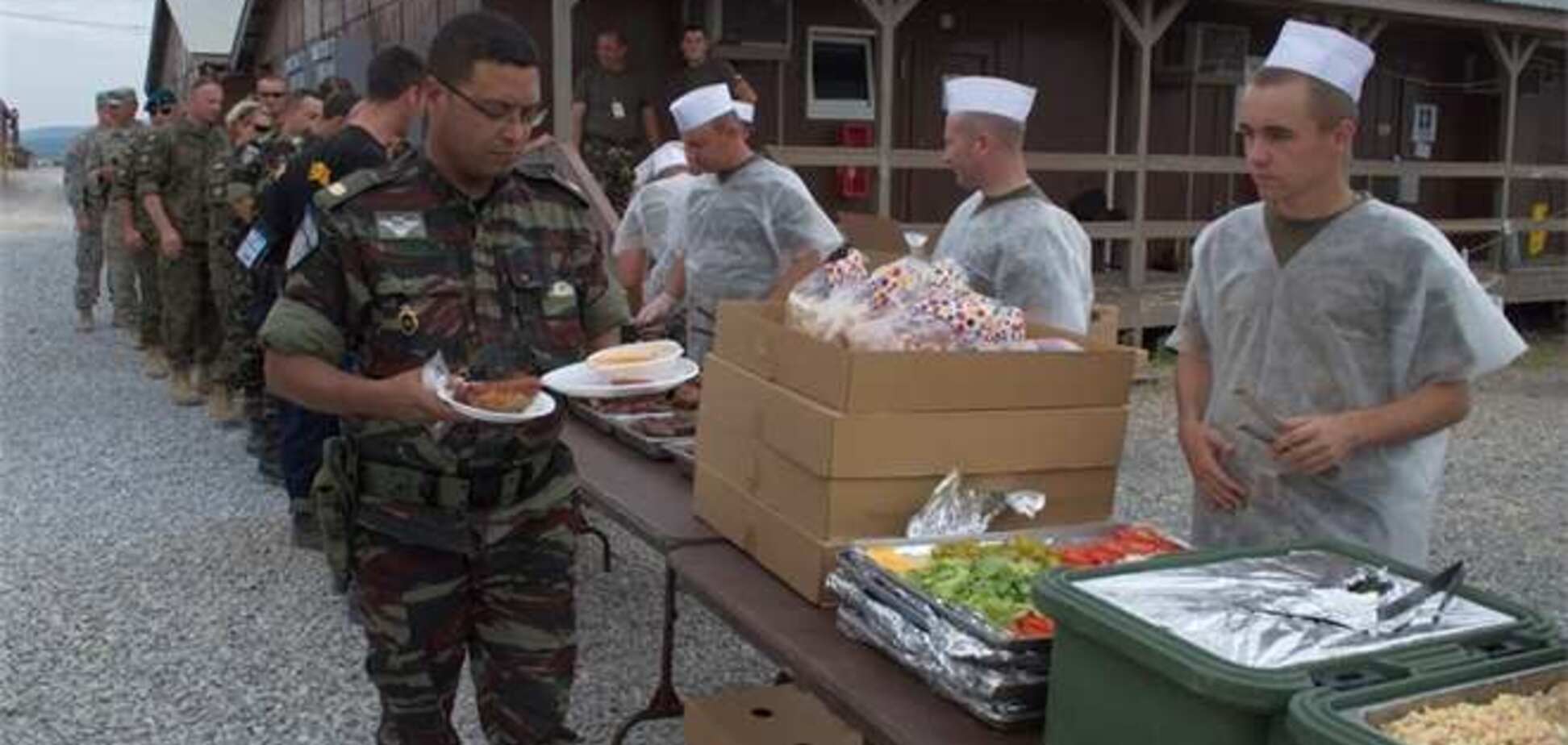 Украинские миротворцы в Косово угощали гостей национальными блюдами 