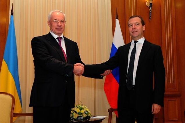 Азаров улетел на переговоры к Медведеву в Москву