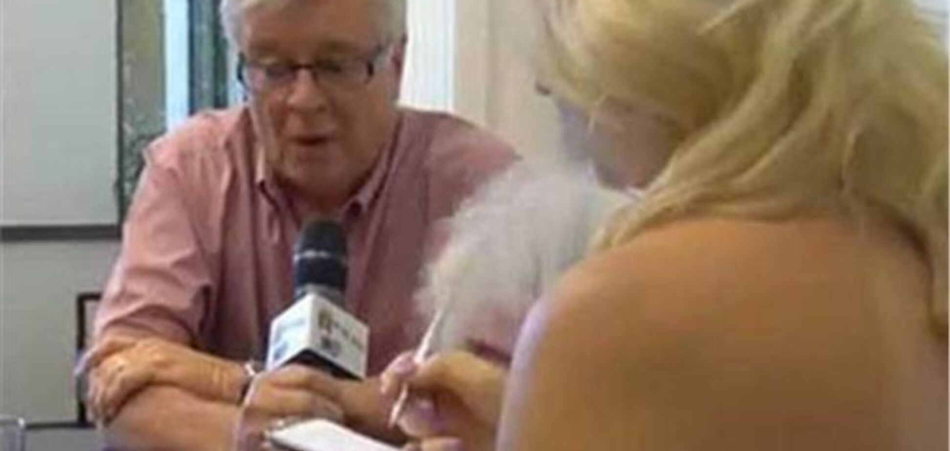 Журналистка разделась перед мэром во время интервью